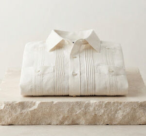 Guayabera de lino marfil en estudio