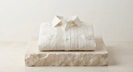 Guayabera de lino marfil en estudio